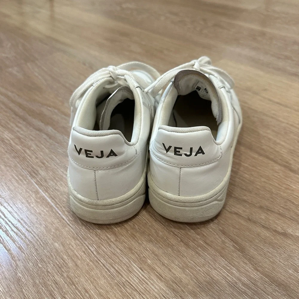 Veja V-90 Sneakers - Picture 3 of 5